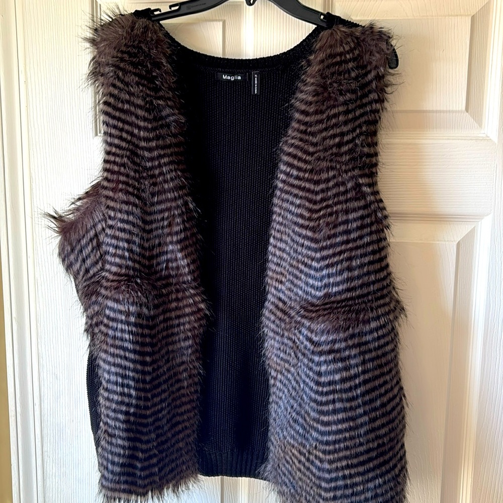 Faux fur animal print vest size XL sweater knit back, lined front